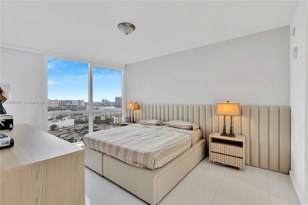 For Sale: $1,149,000 (2 beds, 2 baths, 1183 Square Feet)