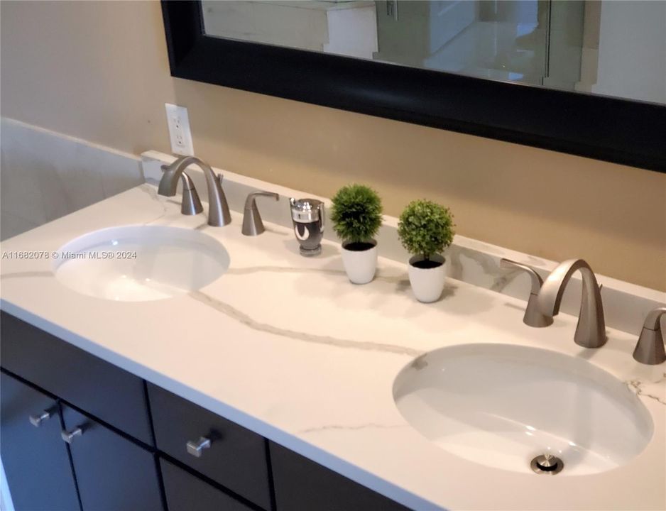 Double vanity in en suite bathroom