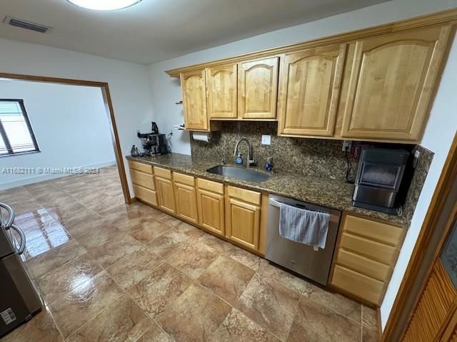 En Venta: $595,000 (3 camas, 2 baños, 1936 Pies cuadrados)