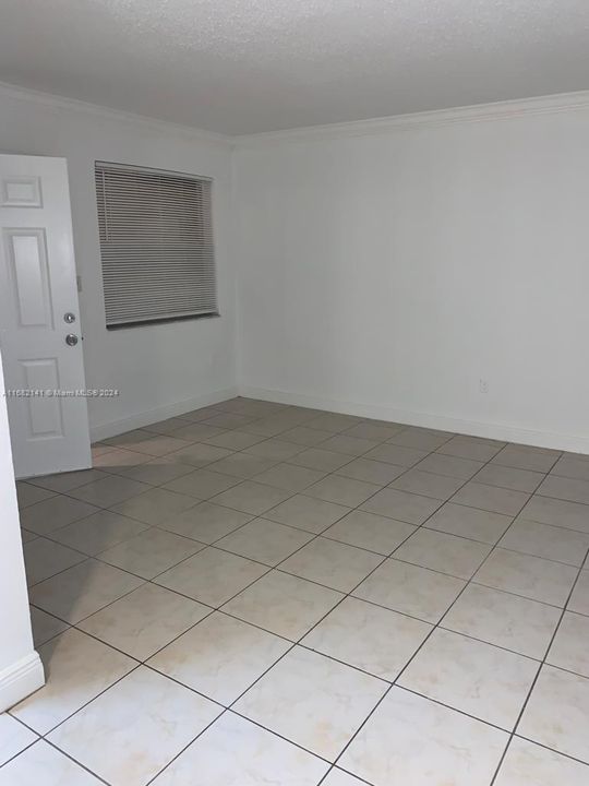 For Sale: $180,000 (1 beds, 1 baths, 633 Square Feet)