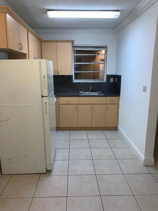 For Sale: $180,000 (1 beds, 1 baths, 633 Square Feet)