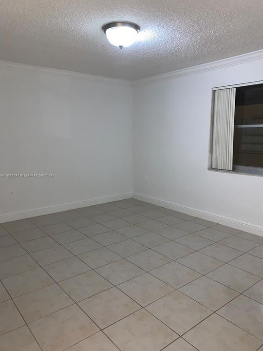 For Sale: $180,000 (1 beds, 1 baths, 633 Square Feet)