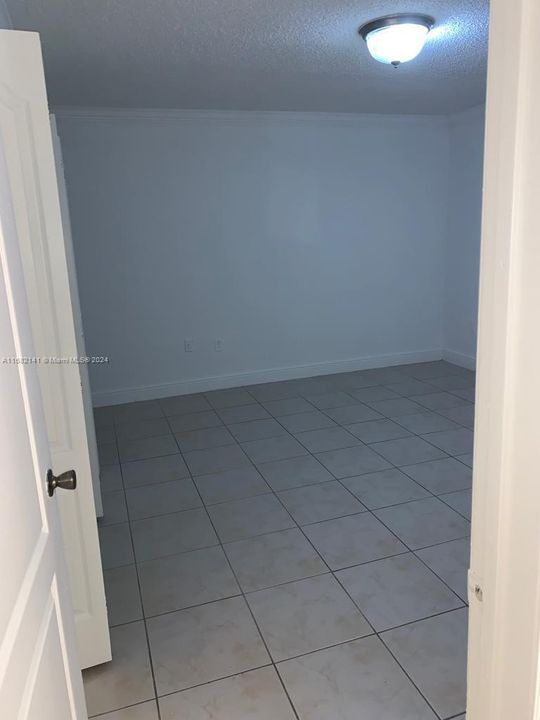 For Sale: $180,000 (1 beds, 1 baths, 633 Square Feet)