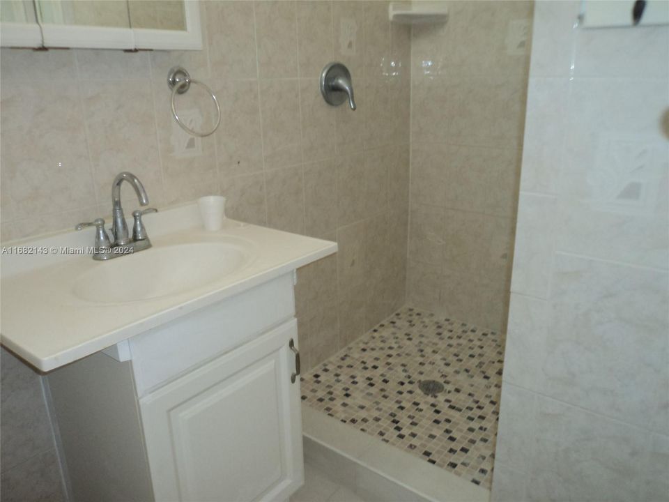 Master Bath With Shower In Good Condition