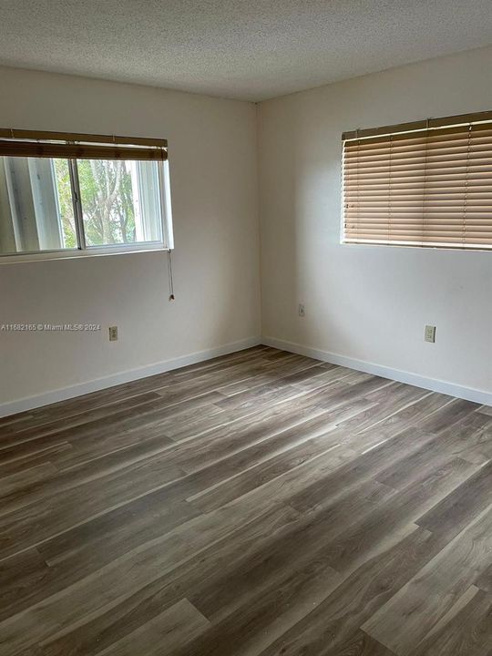 Active With Contract: $1,900 (1 beds, 1 baths, 888 Square Feet)