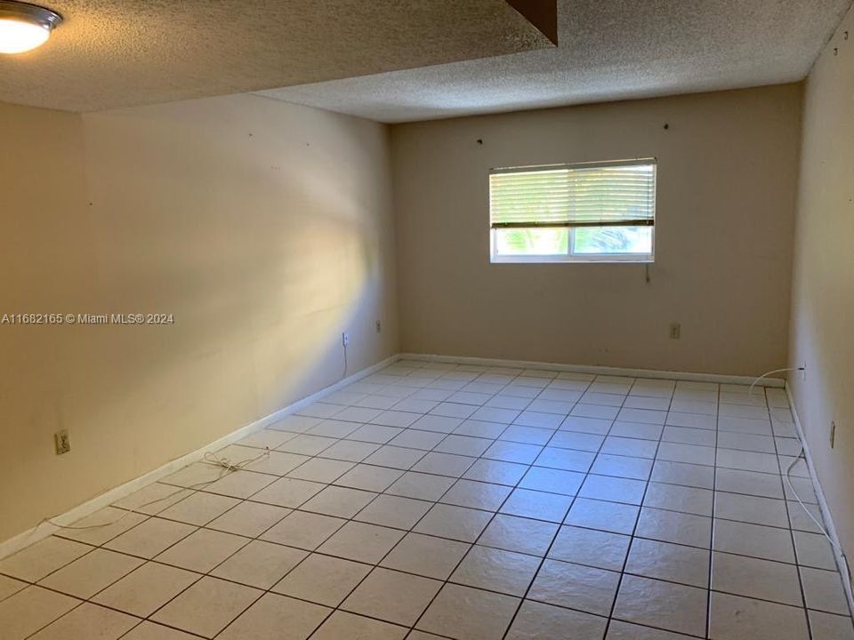 Active With Contract: $1,900 (1 beds, 1 baths, 888 Square Feet)