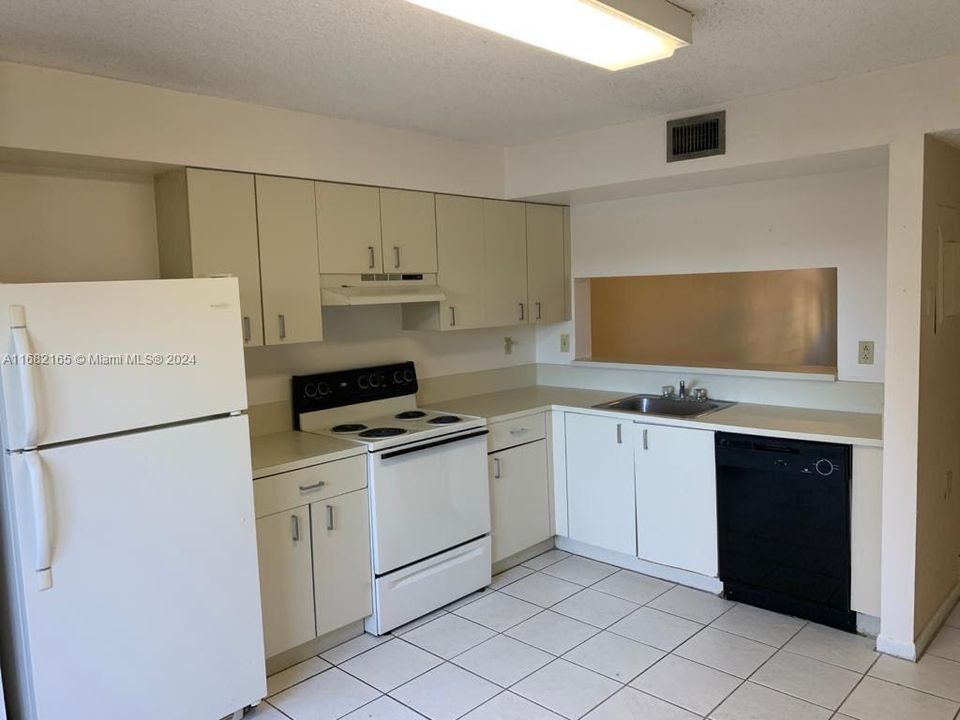 Active With Contract: $1,900 (1 beds, 1 baths, 888 Square Feet)