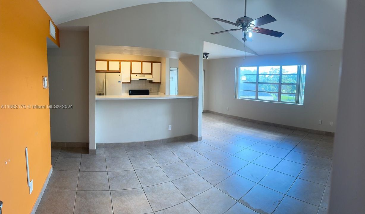 For Sale: $299,000 (2 beds, 2 baths, 1093 Square Feet)