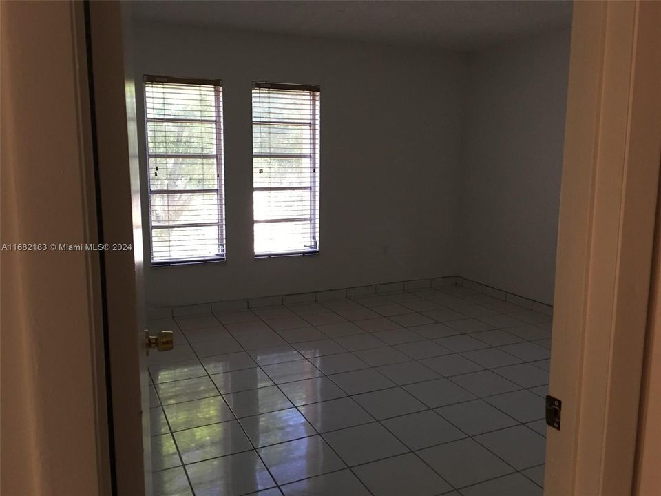 For Sale: $235,000 (2 beds, 1 baths, 896 Square Feet)