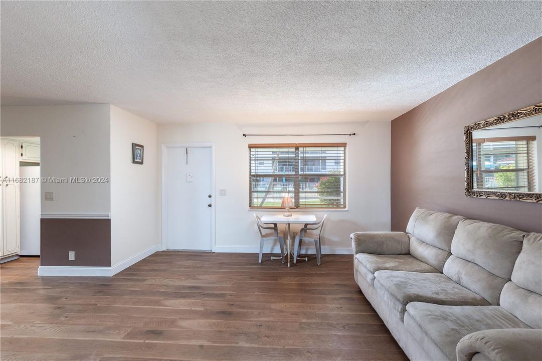 For Sale: $234,900 (2 beds, 2 baths, 1000 Square Feet)