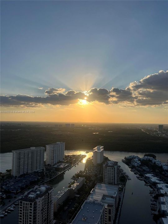 For Sale: $1,395,000 (2 beds, 2 baths, 1435 Square Feet)