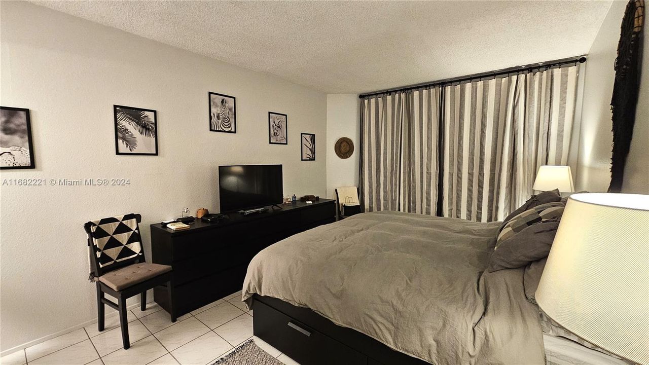 Active With Contract: $3,400 (1 beds, 1 baths, 870 Square Feet)