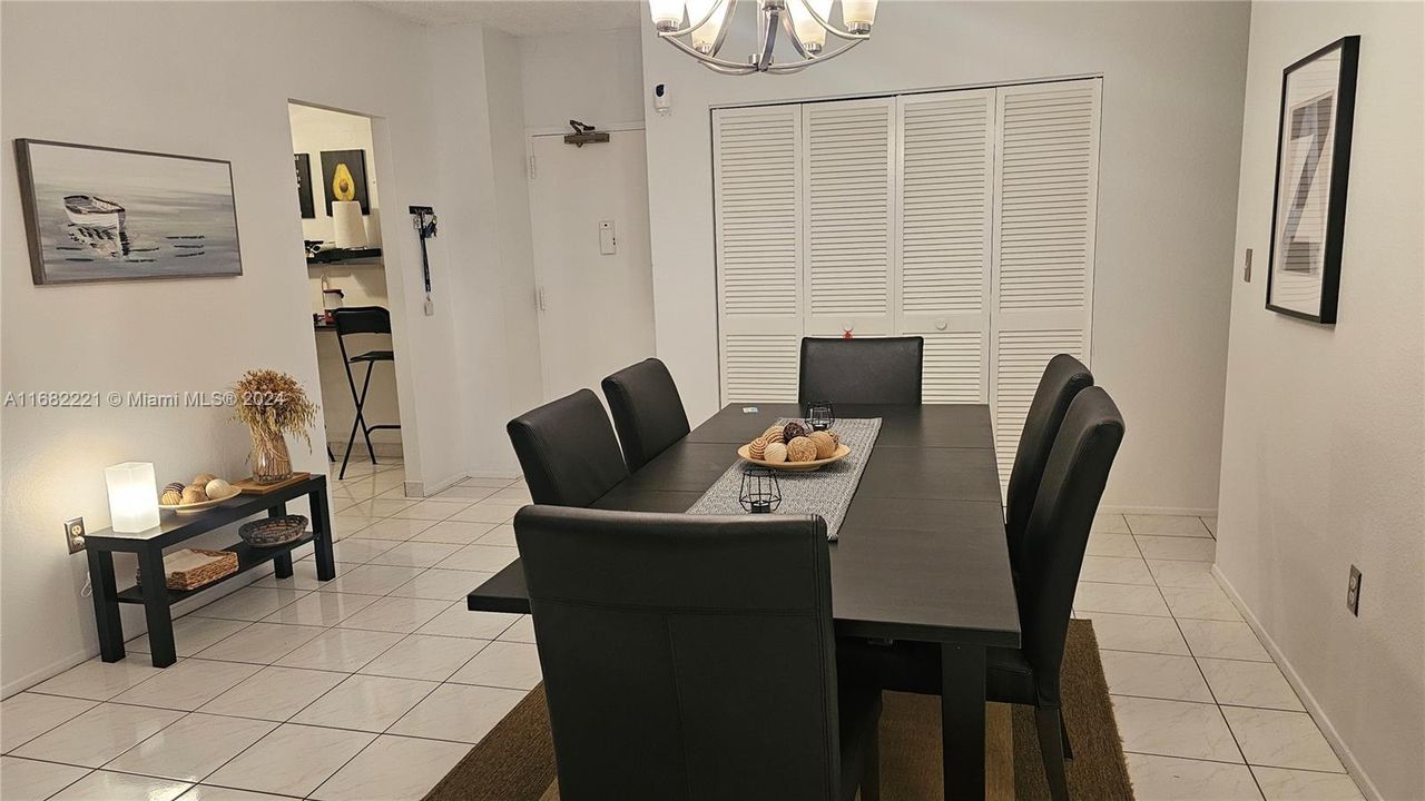 Active With Contract: $3,400 (1 beds, 1 baths, 870 Square Feet)