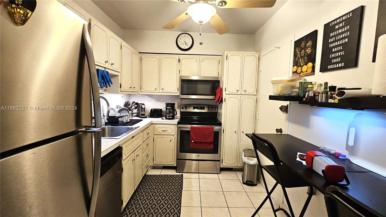 Active With Contract: $3,400 (1 beds, 1 baths, 870 Square Feet)