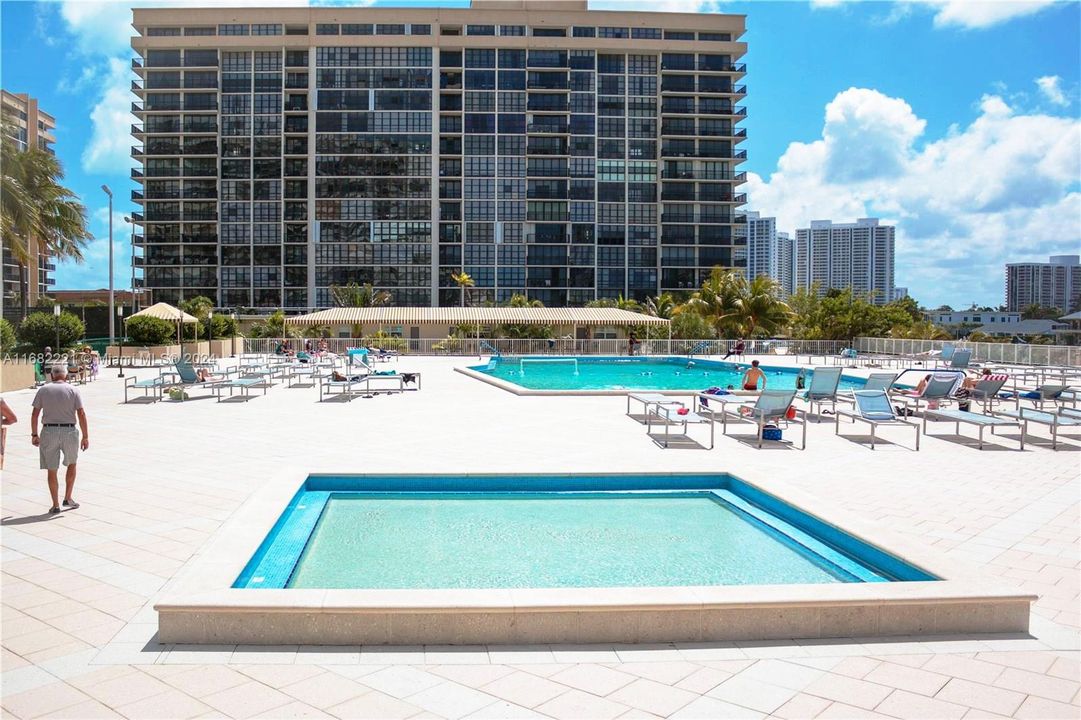 Active With Contract: $3,400 (1 beds, 1 baths, 870 Square Feet)