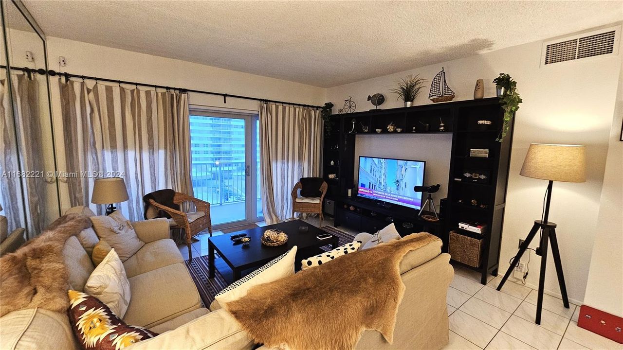 Active With Contract: $3,400 (1 beds, 1 baths, 870 Square Feet)