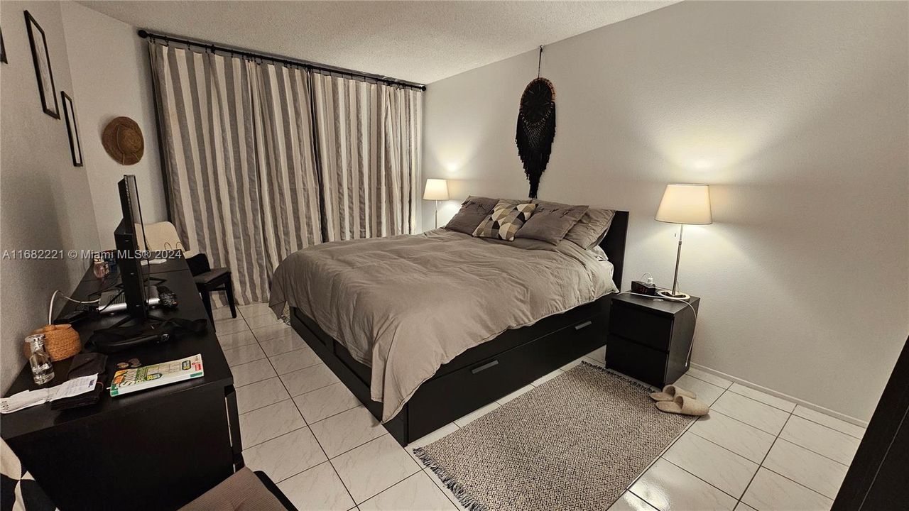 Active With Contract: $3,400 (1 beds, 1 baths, 870 Square Feet)