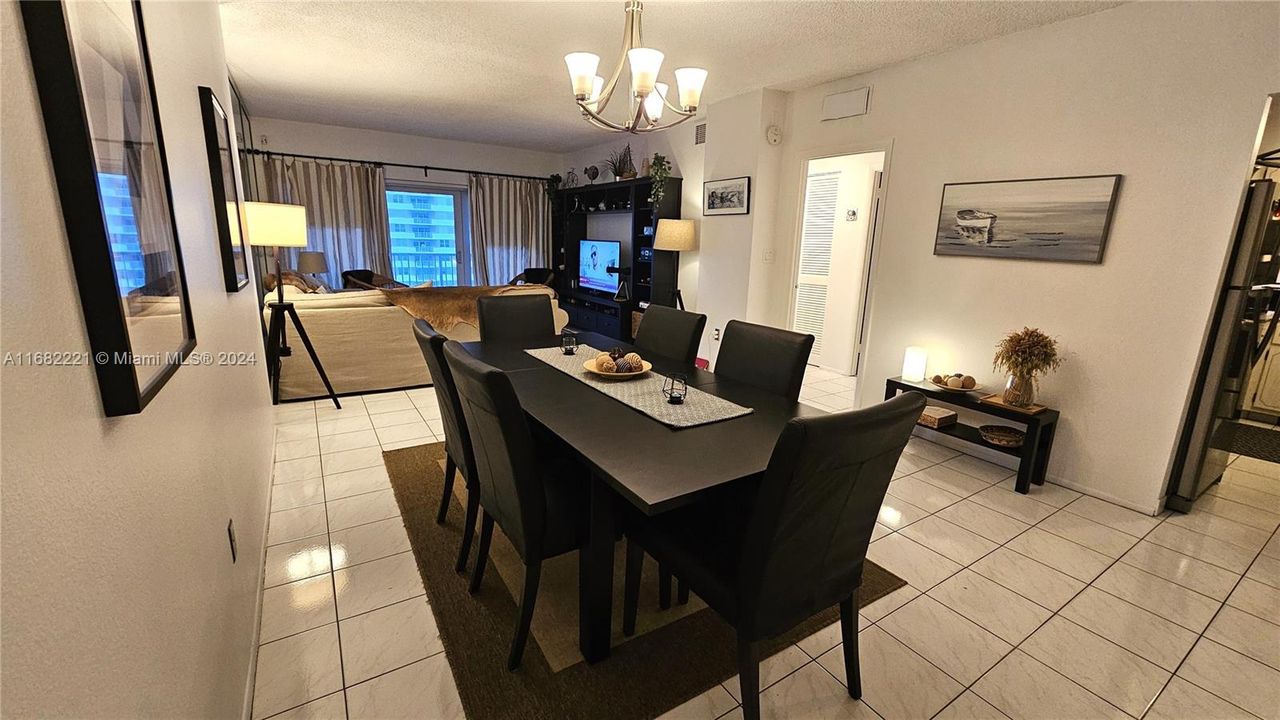 Active With Contract: $3,400 (1 beds, 1 baths, 870 Square Feet)