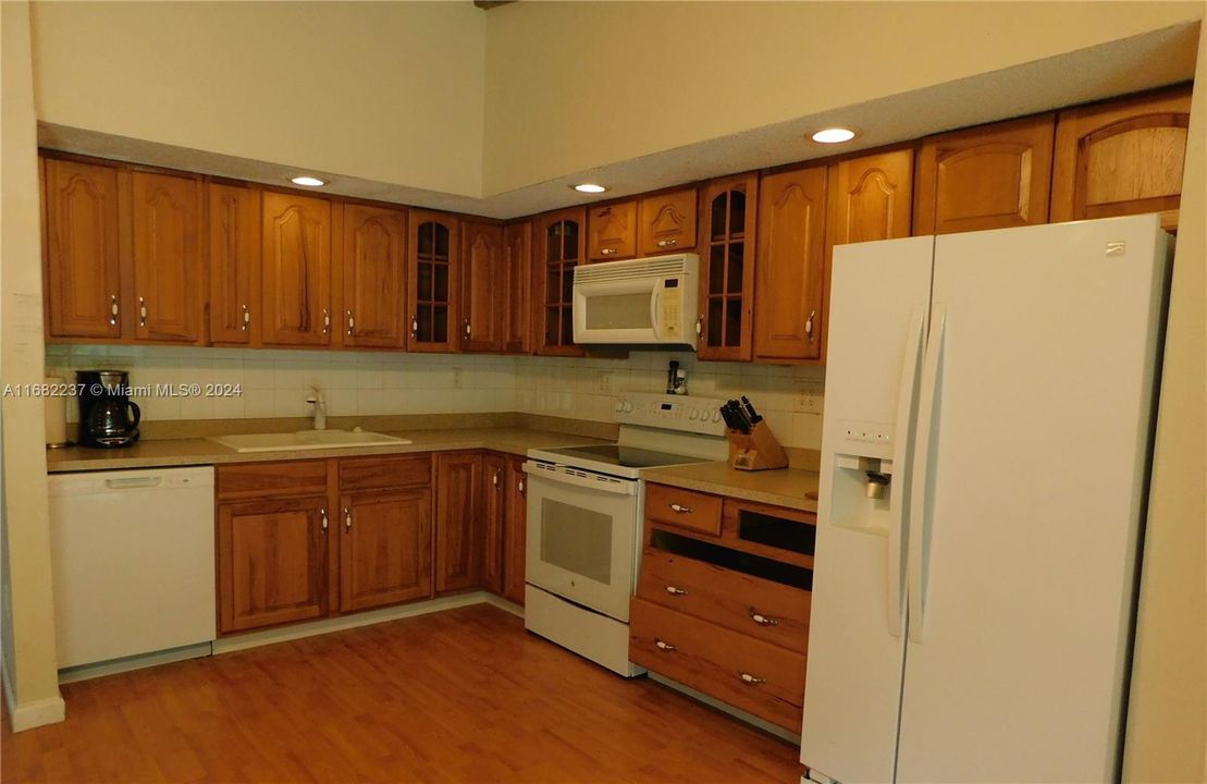 For Sale: $399,000 (2 beds, 1 baths, 1015 Square Feet)