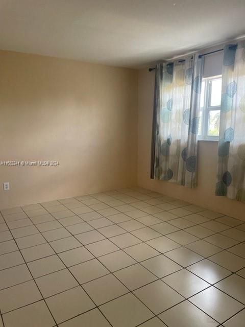 For Sale: $210,000 (1 beds, 1 baths, 640 Square Feet)