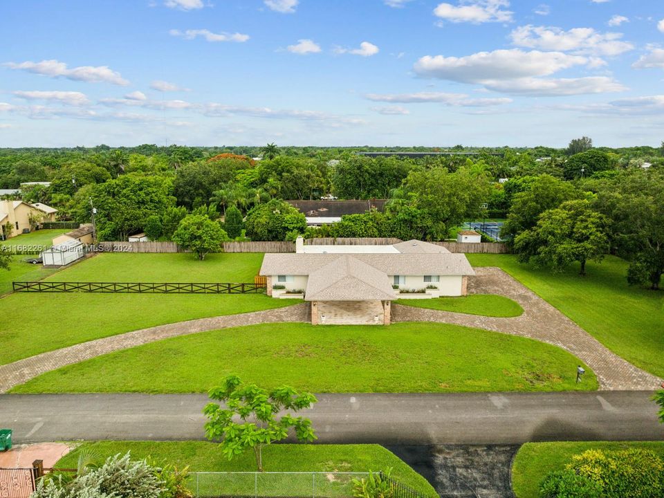 For Sale: $850,000 (4 beds, 2 baths, 2618 Square Feet)