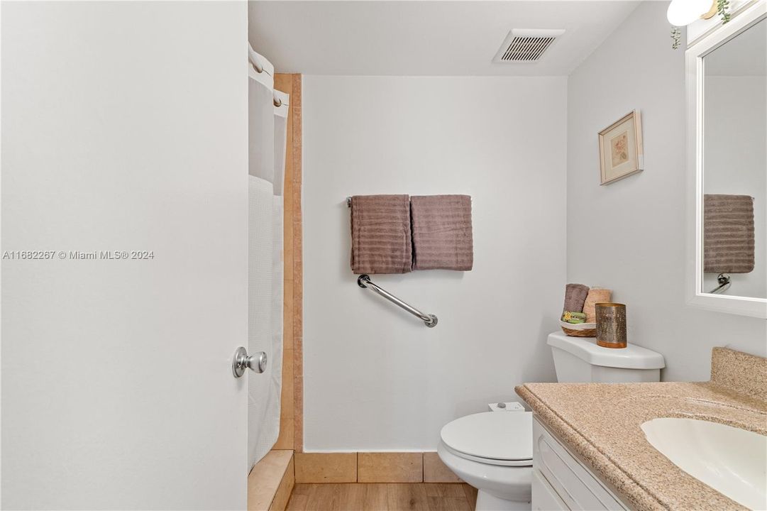 For Sale: $275,000 (2 beds, 2 baths, 798 Square Feet)