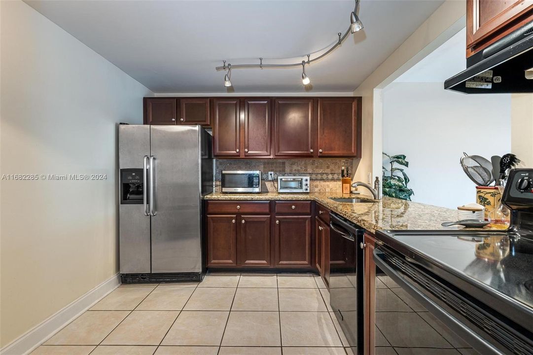 For Sale: $280,000 (2 beds, 2 baths, 1070 Square Feet)