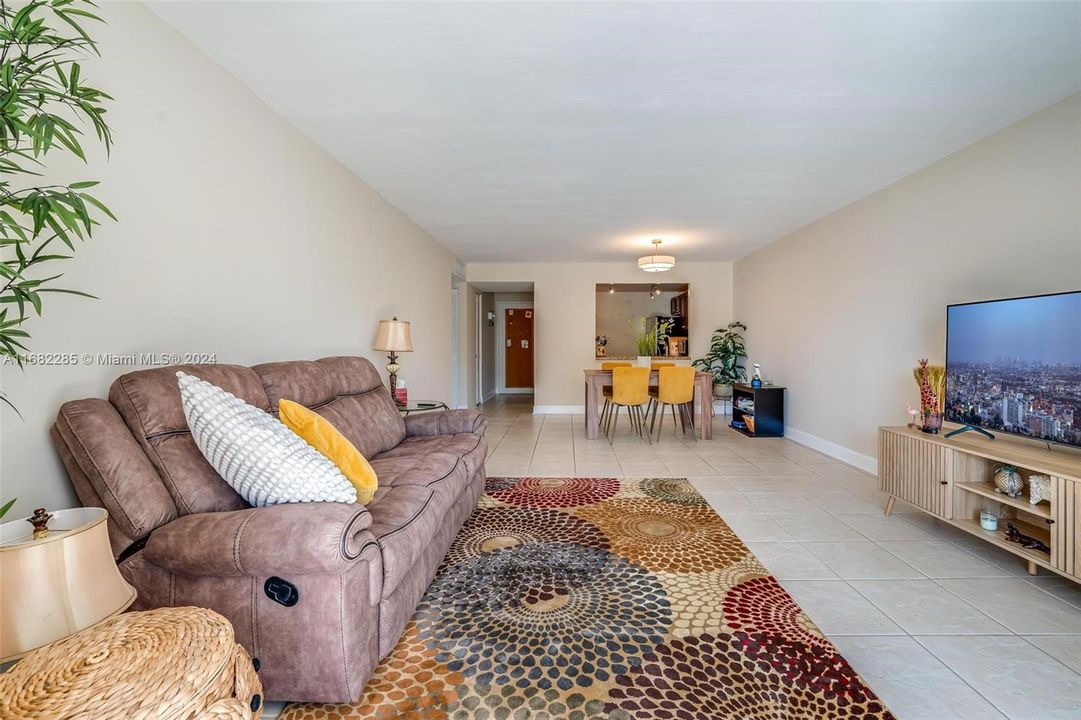 For Sale: $280,000 (2 beds, 2 baths, 1070 Square Feet)