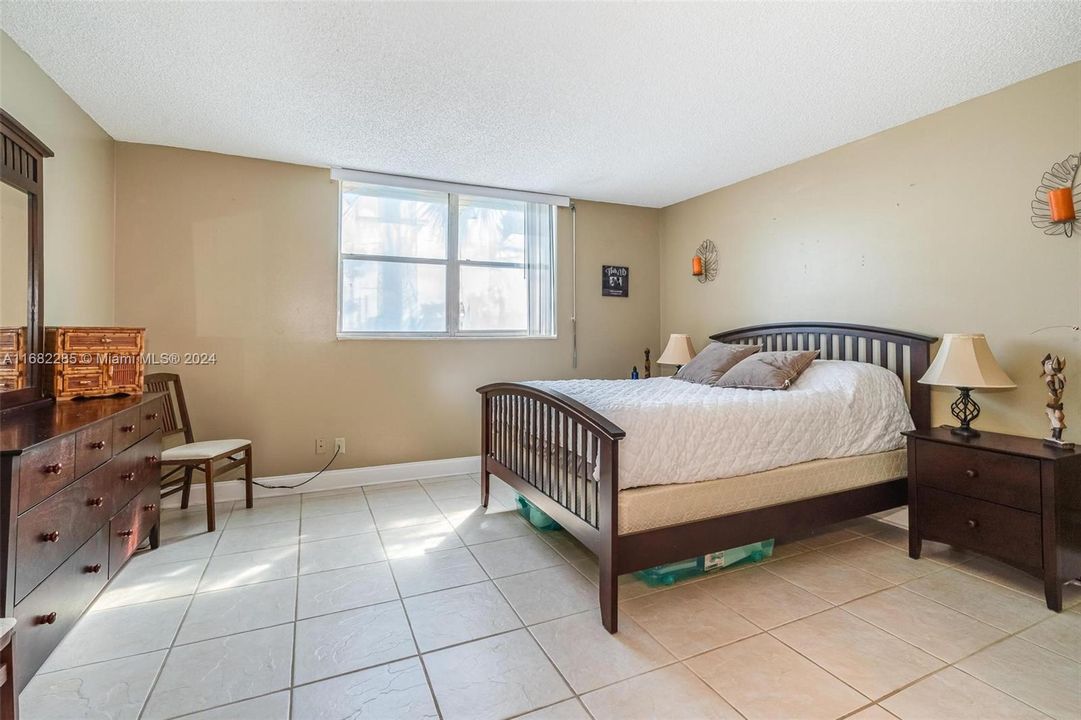 For Sale: $280,000 (2 beds, 2 baths, 1070 Square Feet)