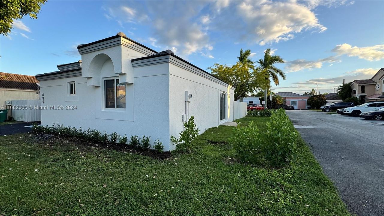 For Sale: $679,000 (3 beds, 2 baths, 1498 Square Feet)