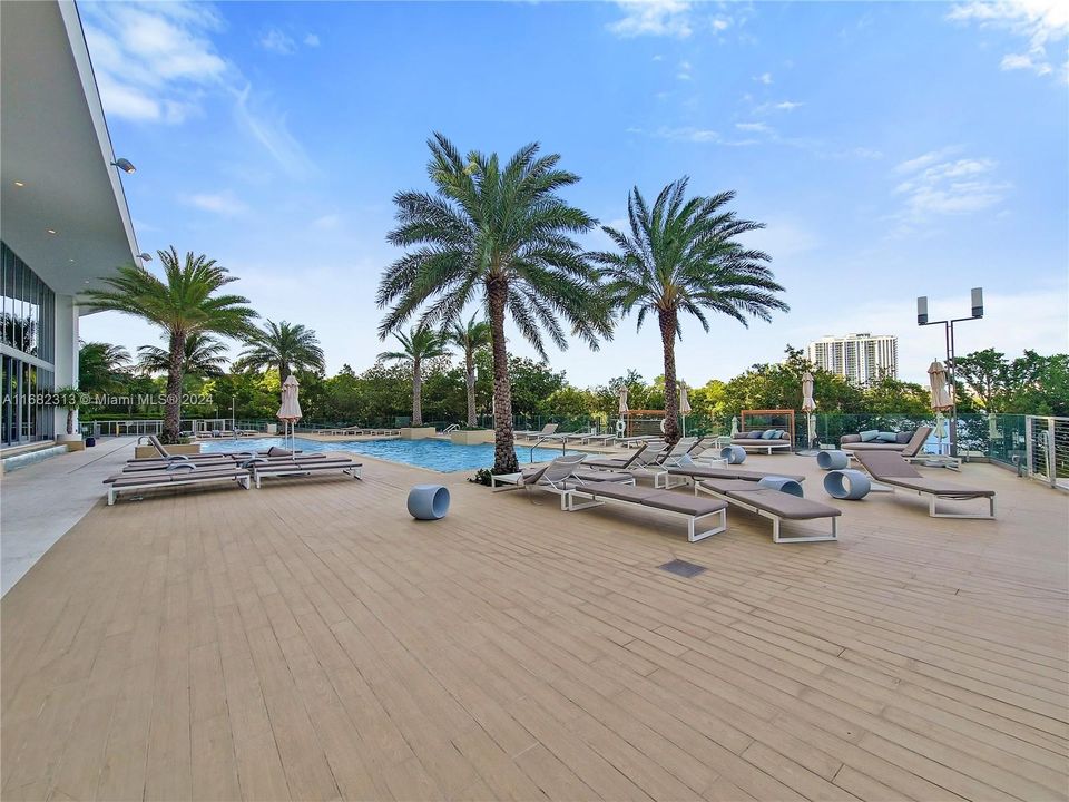 Active With Contract: $3,400 (1 beds, 2 baths, 937 Square Feet)