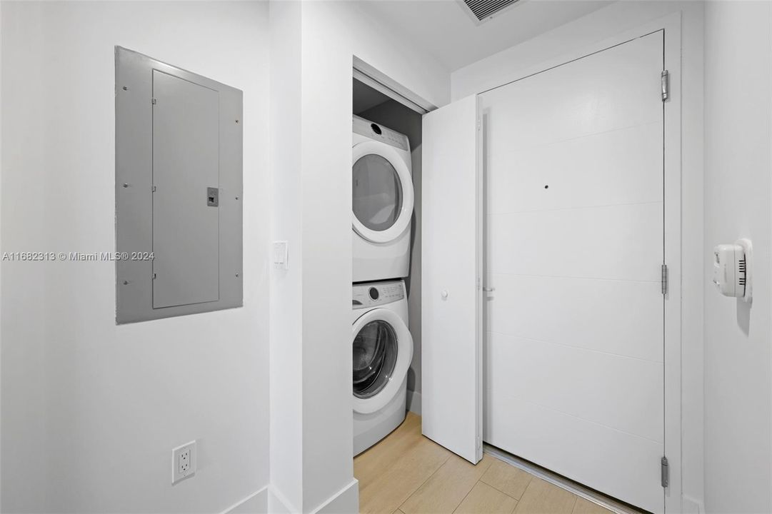 Active With Contract: $3,400 (1 beds, 2 baths, 937 Square Feet)