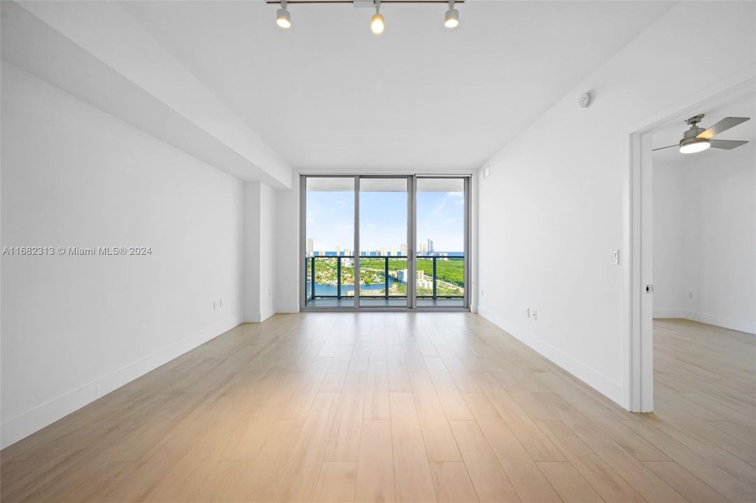 Active With Contract: $3,400 (1 beds, 2 baths, 937 Square Feet)