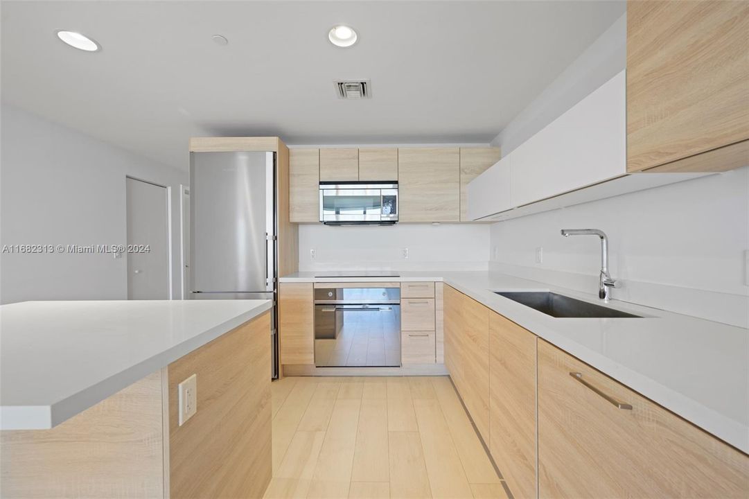 Active With Contract: $3,400 (1 beds, 2 baths, 937 Square Feet)