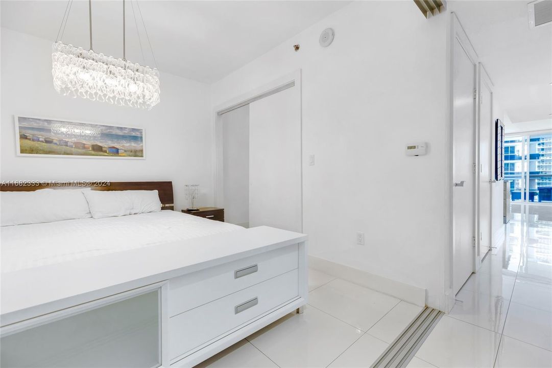 For Sale: $700,000 (1 beds, 1 baths, 844 Square Feet)