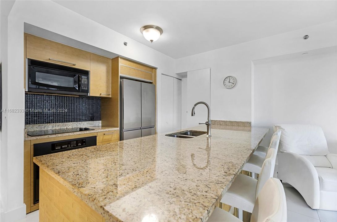 For Sale: $700,000 (1 beds, 1 baths, 844 Square Feet)