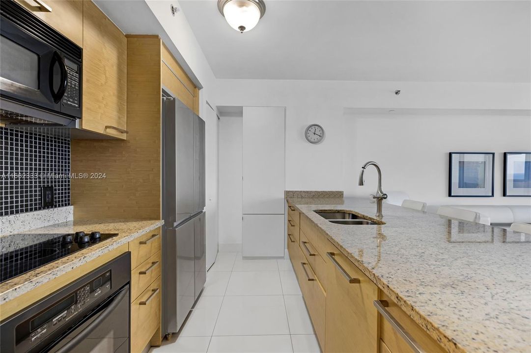 For Sale: $700,000 (1 beds, 1 baths, 844 Square Feet)