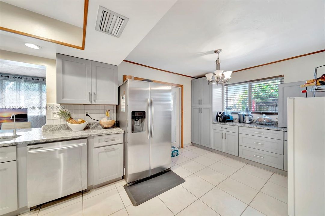 For Sale: $545,000 (3 beds, 2 baths, 1704 Square Feet)