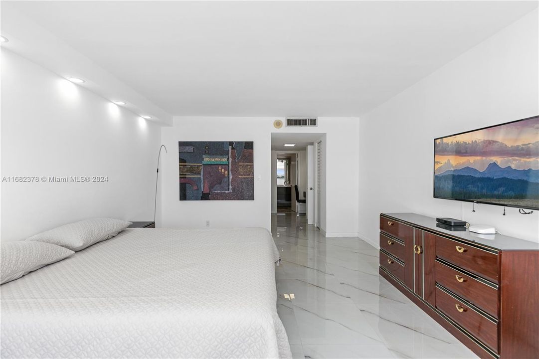 En Venta: $799,000 (2 camas, 2 baños, 1600 Pies cuadrados)