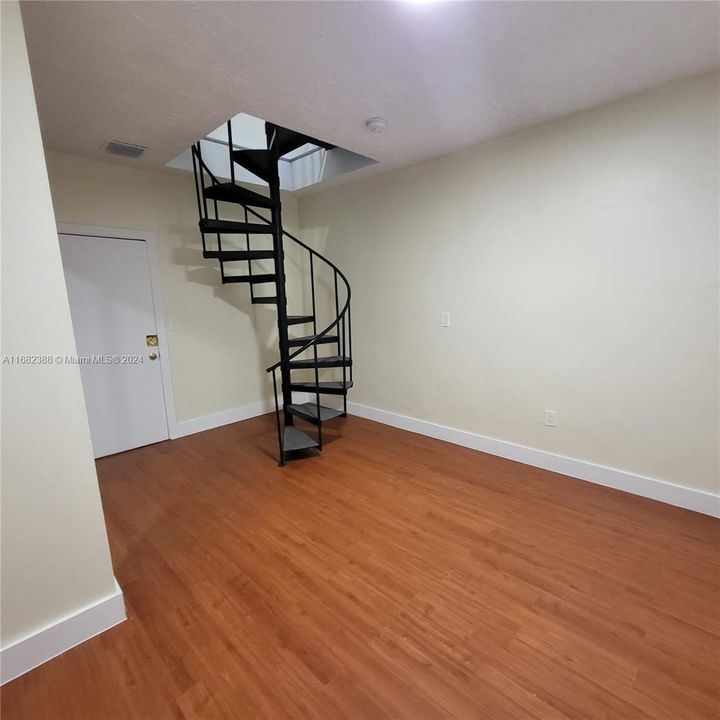 For Sale: $295,000 (1 beds, 1 baths, 530 Square Feet)