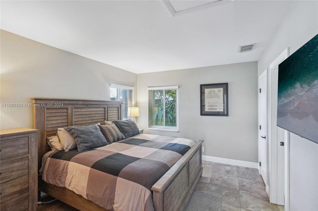 For Sale: $499,000 (2 beds, 2 baths, 1033 Square Feet)