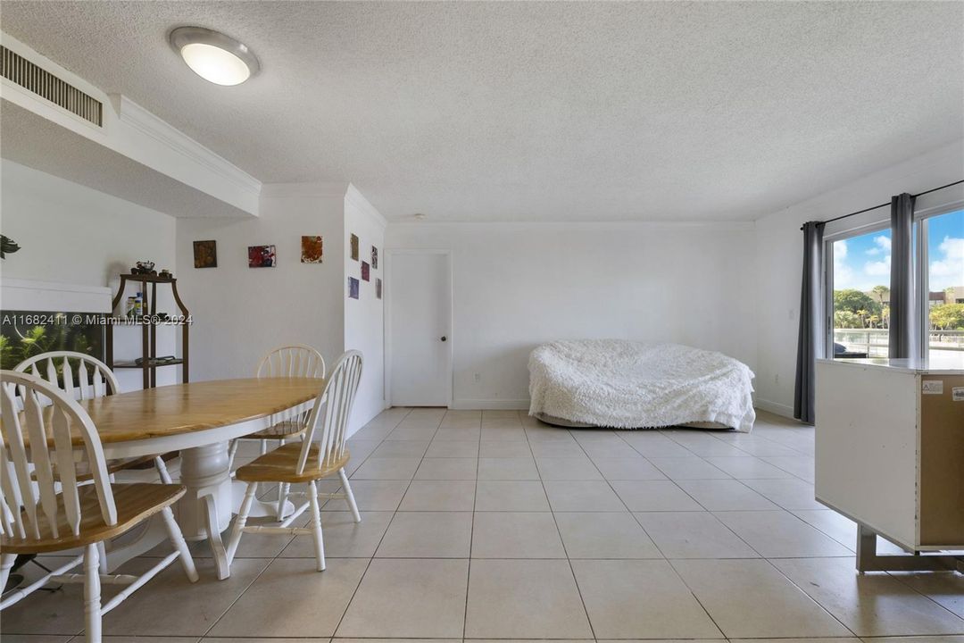 For Sale: $330,000 (2 beds, 2 baths, 1050 Square Feet)