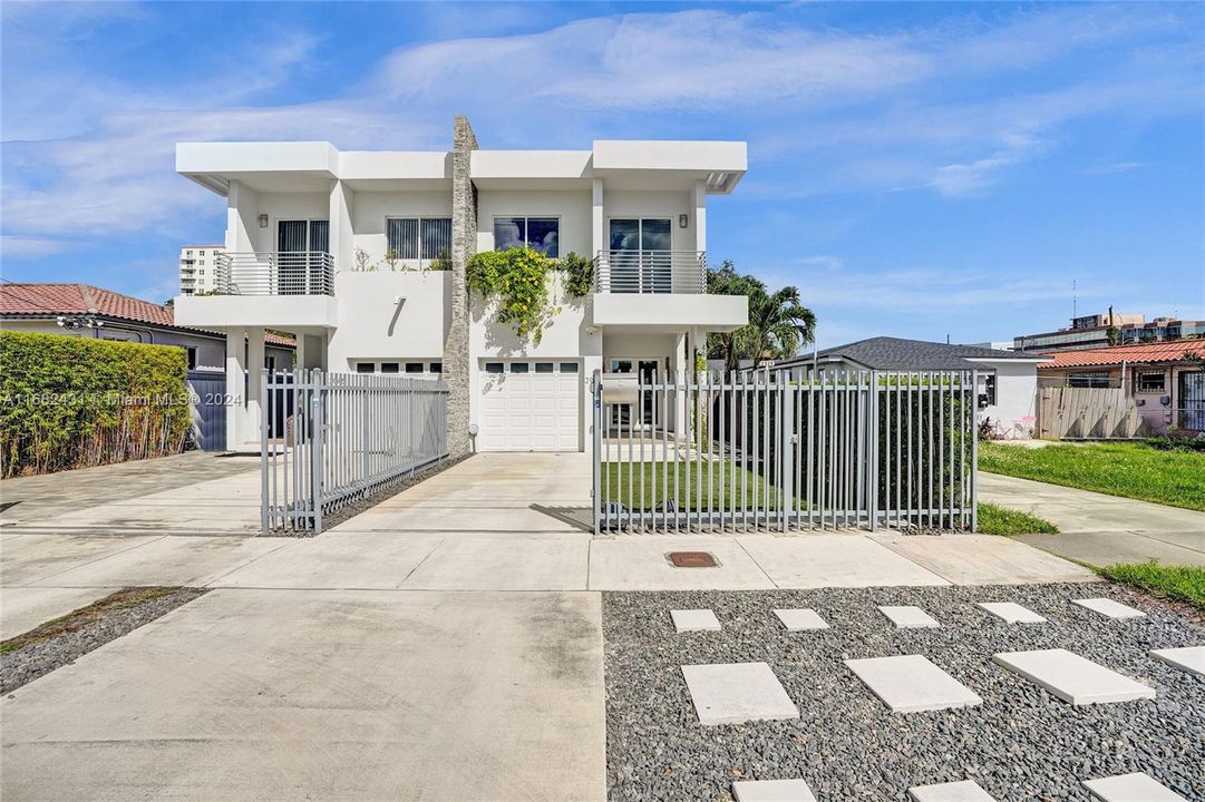 For Sale: $1,800,000 (3 beds, 2 baths, 2312 Square Feet)