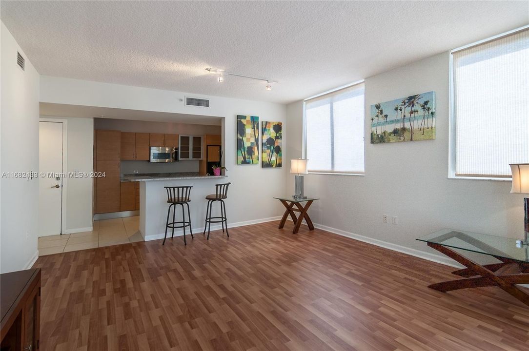 Active With Contract: $2,500 (1 beds, 1 baths, 765 Square Feet)