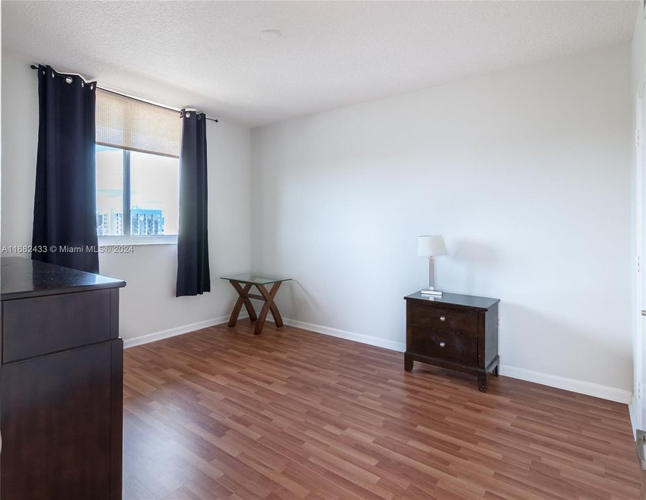 Active With Contract: $2,500 (1 beds, 1 baths, 765 Square Feet)