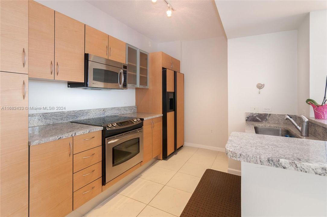 Active With Contract: $2,500 (1 beds, 1 baths, 765 Square Feet)