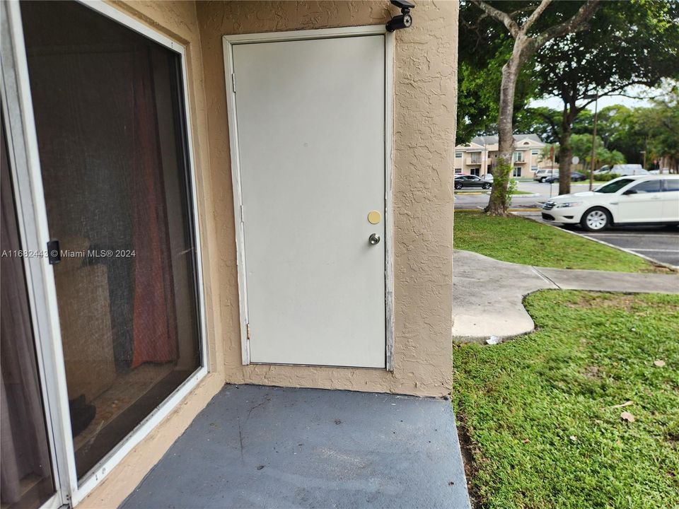 For Sale: $225,000 (1 beds, 1 baths, 628 Square Feet)