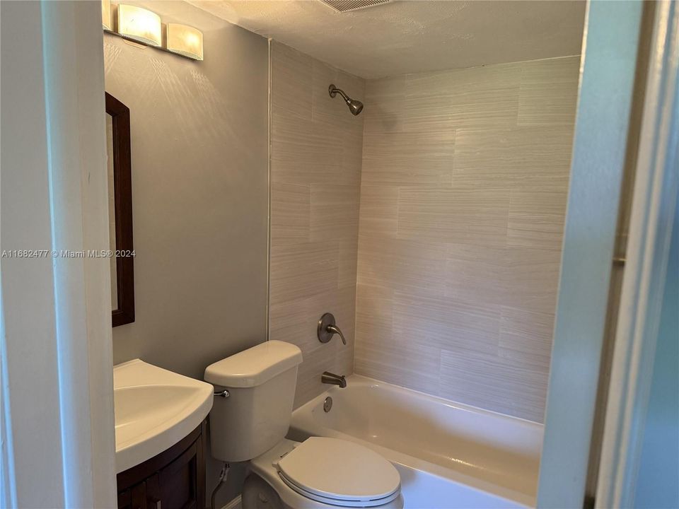 For Sale: $279,000 (2 beds, 2 baths, 777 Square Feet)