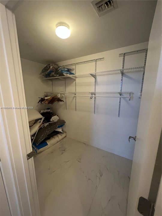 WALK-IN CLOSET