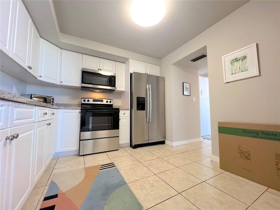 For Sale: $395,000 (1 beds, 1 baths, 912 Square Feet)